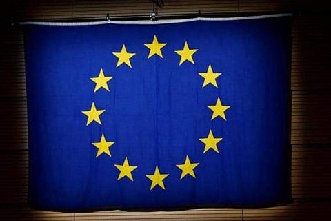 பெருகி வரும் கரோனா அச்சுறுத்தல் காரணமாக இவ்வாறு இறுதியில் நடக்கவிருந்த ஐரோப்பிய ஒன்றியத்தின் தலைவர்கள் மாநாடு ஆன்லைனுக்கு மாறிய சம்பவம் நடந்துள்ளது.