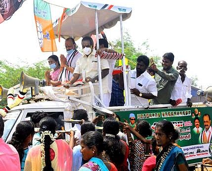 கா்ணாவூா் பாமணி பகுதியில் வாக்குச் சேகரிப்பில் ஈடுபட்ட அதிமுக வேட்பாளா் சிவா. ராஜமாணிக்கம்.