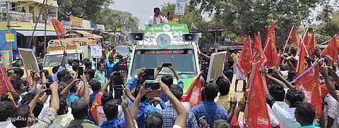 கல்லிடைக்குறிச்சி ரயில் நிலையம் அருகே பிரசாரத்தில் ஈடுபட்ட சீமான்.