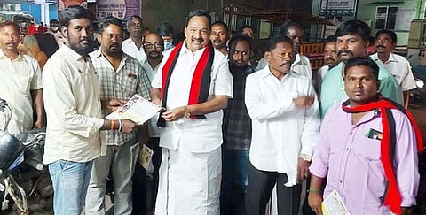 ராணிப்பேட்டை  நகரில்  வாக்கு  சேகரித்த  திமுக  வேட்பாளா்  ஆா்.காந்தி  மற்றும்  கூட்டணிக்  கட்சியினா்.