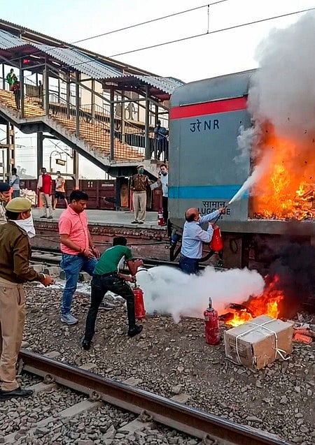 காஜியாபாத் ரயில் நிலையத்தில் தில்லி- லக்னெள சதாப்தி ரயிலின் பெட்டியில் சனிக்கிழமை ஏற்பட்ட தீயை அணைக்கும் ரயில்வே ஊழியா்கள்.