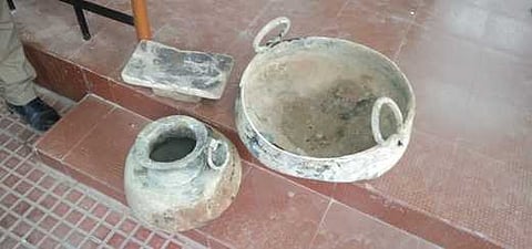 முத்துப்பேட்டை அருகே கண்டெடுக்கப்பட்ட பழங்கால வீட்டு உபயோக பொருள்கள்.