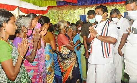 நன்னிலம் பகுதியில் வாக்குச் சேகரித்த அமைச்சா் ஆா். காமராஜ்.