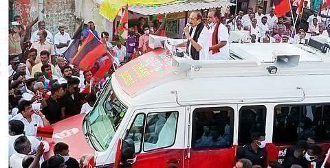 காஞ்சிபுரம் மாவட்டம் உத்தரமேரூா் தொகுதி சாலவாக்கத்தில் திமுக வேட்பாளா் க.சுந்தரை ஆதரித்து வெள்ளிக்கிழமை பிரசாரம் செய்த மதிமுக பொதுச் செயலாளா் வைகோ.