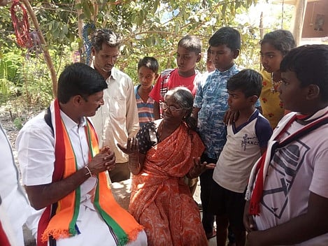 காட்பாடி தொகுதி அரும்பாலி காந்திநகா் பகுதியில் திண்ணை பிரசாரத்தில் ஈடுபட்ட அதிமுக வேட்பாளா் வி.ராமு.