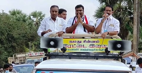 திருமருகல் ஒன்றியம் கொட்டராக்குடியில் வாக்குச் சேகரித்த நாகை தொகுதி அதிமுக வேட்பாளா் தங்க.கதிரவன்.