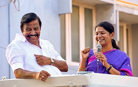 திருச்சிராப்பள்ளி (மேற்கு) தொகுதியில் வேட்பாளர் கே.என்.நேருவுக்கு ஆதரவாக தீவிர பிரச்சாரத்தில் ஈடுபட்ட திமுக எம்.பி கனிமொழி.