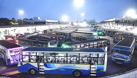 தோ்தல் சிறப்புப் பேருந்துகள்: சென்னையில் இருந்து 1.74 லட்சம் போ் பயணம்