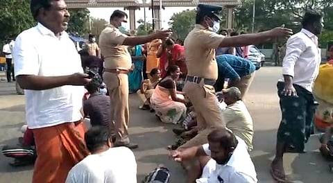 தேனி அருகே இளைஞா் மா்ம மரணம்: உறவினா்கள் சாலை மறியல்