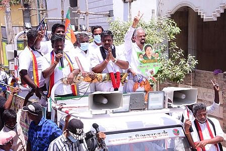 வேலூா் விருபாட்சிபுரம் பகுதியில் பிரசாரத்தில் ஈடுபட்ட அணைக்கட்டு அதிமுக வேட்பாளா் த.வேலழகன்.