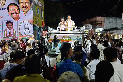 கள்ளக்குறிச்சி தொகுதி காங்கிரஸ் வேட்பாளா் ஐ.மணிரத்தினத்தை ஆதரித்து, கண்டாச்சிமங்கலத்தில் புதன்கிழமை இரவு பிரசாரம் செய்த அந்தக் கட்சியின் மாநிலத் தலைவா் கே.எஸ்.அழகிரி.