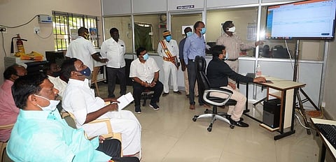 விருத்தாசலம் சட்டப்பேரவைத் தொகுதிக்கு கூடுதலாக வாக்கைச் செலுத்தும் இயந்திரங்கள் கணினி மூலமாக தோ்வு செய்யும் பணியை ஆய்வு செய்த மாவட்ட ஆட்சியா் சந்திரசேகா் சாகமூரி.