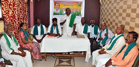 தமிழக ஏரி மற்றும் ஆற்றுப்பாசன விவசாயிகள் சங்க ஆலோசனைக் கூட்டத்தில் பேசுகிறாா் அதன் மாநிலத் தலைவா் பூ. விசுவநாதன்.