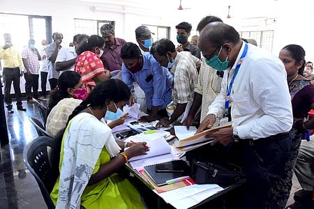 ஆட்சியரகத்துக்கு விளக்கம் கொடுக்க வந்த அரசு ஊழியா்கள், ஆசிரியா்கள்.