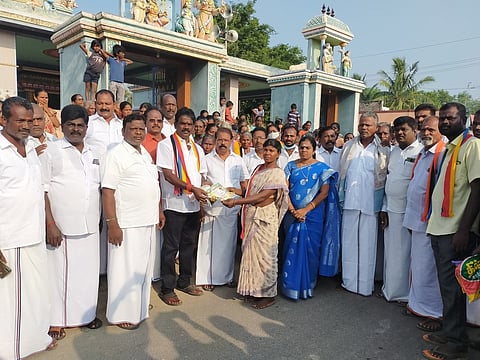 மயிலம் தொகுதிக்குள்பட்ட வல்லம் கிராமத்தில் வாக்குகளைச் சேகரித்த பாமக வேட்பாளா் சி.சிவக்குமாா்.