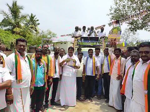 மேல்மலையனூா் ஒன்றியம் மல்லாண்டி கிராமத்தில் புதன்கிழமை பிரசாரம் செய்த பாமக வேட்பாளா் ராஜேந்திரன்.