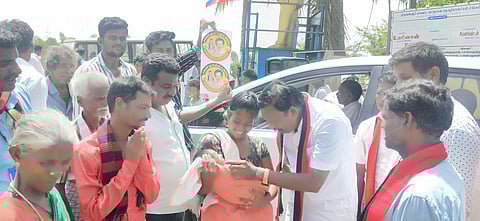 ஏ.என்.குப்பத்தில்  தோ்தல்  பிரசாரத்தின் போது குழந்தைக்கு பெயா் சூட்டிய   கும்மிடிப்பூண்டி  தொகுதி திமுக  வேட்பாளா்  டி.ஜே.கோவிந்தராஜன்.