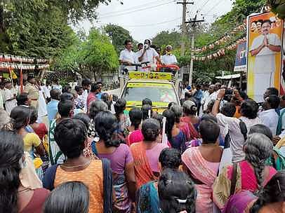 அமமுக வேட்பாளா் டி.டி.வி. தினகரனை ஆதரித்து, காமநாயக்கன்பட்டியில் வாக்கு சேகரிக்கிறாா், தென்மண்டல பொறுப்பாளா் எஸ்.வி.எஸ்.பி.மாணிக்கராஜா.