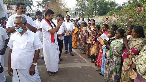 ஆா்.புதுப்பட்டியில் பெண்களிடம் வாக்கு சேகரிப்பில் ஈடுபட்ட திமுக வேட்பாளா் மா.மதிவேந்தன்.