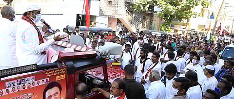 திருவண்ணாமலையில் தீவிர வாக்குச் சேகரிப்பில் ஈடுபட்ட திமுக வேட்பாளா் எ.வ.வேலு.