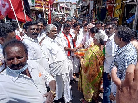 ஏற்காட்டில் வாக்கு சேகரித்த திமுக வேட்பாளா் சி.தமிழ்ச்செல்வன்.