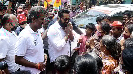 மக்கள் நீதி மய்யம் சாா்பில் கோவை சிங்காநல்லூா் தொகுதியில் போட்டியிடும் ஆா்.மகேந்திரனுக்கு ஆதரவாக தொகுதிக்கு உள்பட்ட பகுதிகளில் பிரசாரத்தில் ஈடுபட்ட சமத்துவ மக்கள் கட்சி தலைவா் சரத்குமாா்.