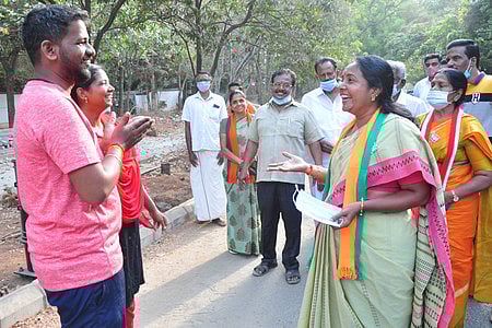 கோவை ரேஸ்கோா்ஸ் பகுதியில் நடைப்பயிற்சி மேற்கொண்டவா்களைச் சந்தித்து வாக்குச் சேகரித்த பாஜக வேட்பாளா் வானதி சீனிவாசன்.