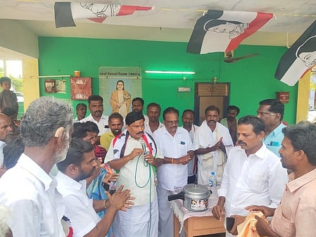 உசிலையில் அமமுக வேட்பாளா் ஐ.மகேந்திரன் வாக்கு சேகரிப்பு