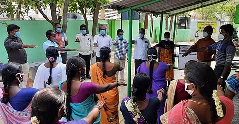 காசநோய் விழிப்புணர்வு உறுதிமொழி ஏற்ற மருத்துவர்கள் மற்றும் மருத்துவப் பணியாளர்கள்.