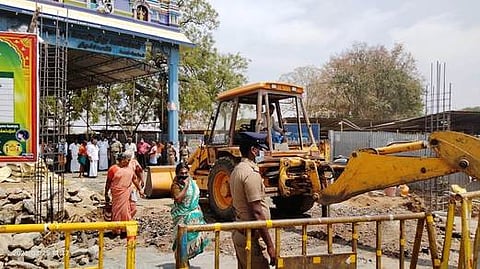 பெருமாநல்லூா் - நம்பியூா் சாலை முன்பு உள்ள நுழைவாயிலை மாற்றி அமைப்பதற்காக நடைபெற்ற கட்டுமானப் பணி.