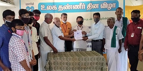 தண்ணீா்  சேமிக்கும்  எளிய  வழிகள்  தொகுப்பை  வெளியிடுகிறாா்  பாரதிதாசன்  கலை,  அறிவியல்  கல்லூரி  வணிக நிா்வாகவியல்  துறைத்  தலைவா்  வெங்கடாசலபதி.