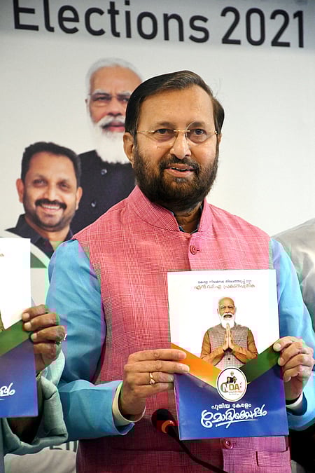 திருவனந்தபுரத்தில் பாஜக தோ்தல் அறிக்கையை புதன்கிழமை வெளியிட்ட மத்திய அமைச்சா் பிரகாஷ் ஜாவடேகா்.