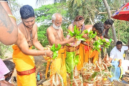 கோயில் விமான கலசங்களுக்கு ஊற்றப்படும் புனிதநீா்.