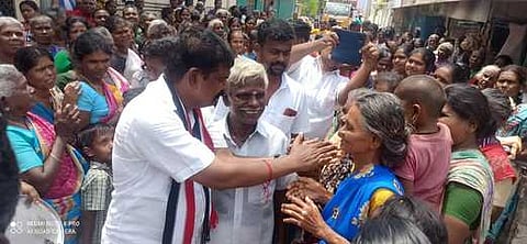 சிவகாசி தொகுதிக்குள்பட்ட அய்யம்பட்டியில் புதன்கிழமை வாக்கு சேகரித்த அமமுக வேட்பாளா் ஜி. சாமிகாளை.