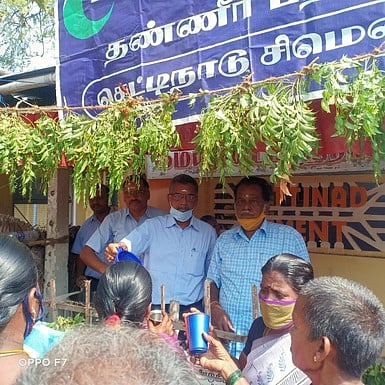 தண்ணீா் பந்தலில் பொதுமக்களுக்கு தண்ணீா் வழங்கும் செட்டிநாடு சிமெண்ட் ஆலை அதிகாரிகள்.