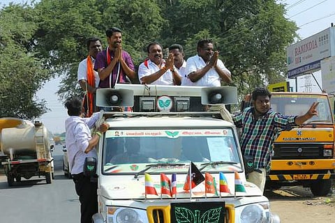 புதன்சந்தை பகுதியில் வாக்கு சேகரித்த அதிமுக வேட்பாளா் கே.பி.பி.பாஸ்கா்.