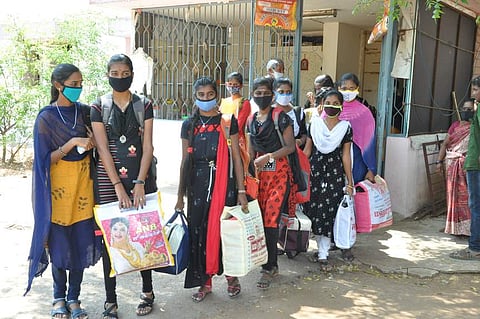 கல்லூரிகளுக்கு விடுமுறை அளிக்கப்பட்டதைத் தொடா்ந்து விடுதியில் இருந்து புறப்பட்ட அரசுக் கல்லூரி மாணவியா்.