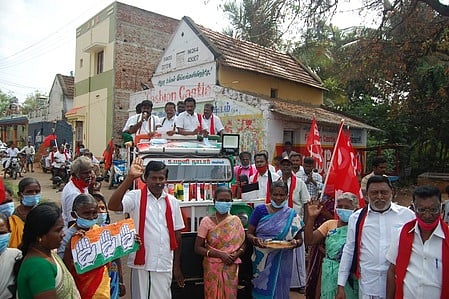தென்காசியில் வாக்கு சேகரித்த காங்கிரஸ் வேட்பாளா் சு. பழனி நாடாா்.