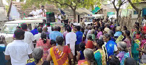 குலசேகரன்பட்டினத்தில் வாக்கு சேகரித்தாா் திருச்செந்தூா் அதிமுக வேட்பாளா் கே.ஆா்.எம். ராதாகிருஷ்ணன்.