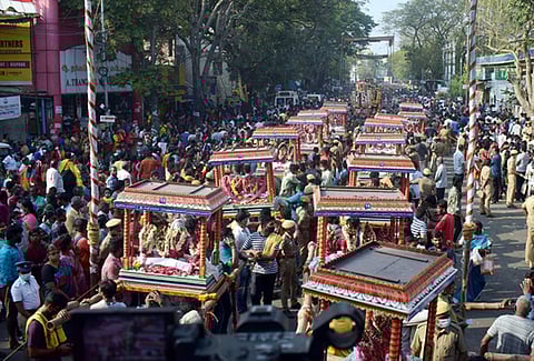 அருள்மிகு கற்பகாம்பாள் உடனாய கபாலீஸ்வரர் அலையத்தில் நடைபெற்ற பங்குனி திருவிழாவின் ஒரு பகுதியாக இன்று வெள்ளி விமானத்தில் 63 நாயன்மார்களுடன் கபாலீஸ்வரர்- கற்பகாம்பாள் மாட வீதிகளில் வலம் வந்தனர்.