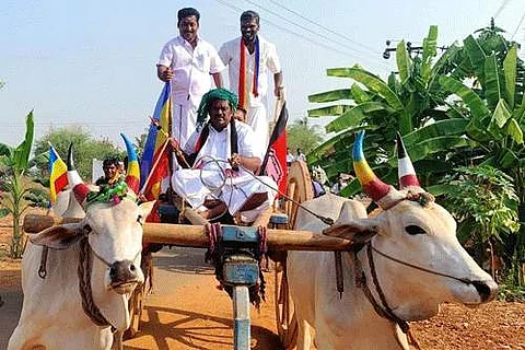 சங்ககிரி சட்டப்பேரவைத் தொகுதி அதிமுக வேட்பாளர் எஸ்.சுந்தரராஜன் தாரமங்கலம் ஊராட்சி ஒன்றியத்திற்குள்பட்ட சின்னப்பம்பட்டி பகுதியில் வெள்ளிக்கிழமை மாட்டு வண்டியில் சென்று இரட்டை சிலை சின்னத்திற்கு வாக்கு