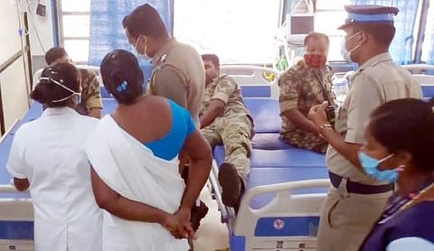 காஞ்சிபுரம் அரசு மருத்துவமனையில் முதலுதவி சிகிச்சை எடுத்துக் கொண்ட துணை ராணுவப்படை வீரர்களிடம் விசாரணை மேற்கொண்ட காவல்துறையினர்