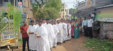 உண்டு சாத்தான்குளத்தில் குறுத்தோலை ஞாயிறு பவனி நடந்தது.