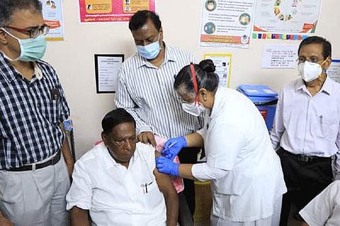 புதுச்சேரியில் உள்ள இந்திரா காந்தி அரசு மருத்துவமனையில் கரோனா தடுப்பூசி எடுத்துக்கொண்ட புதுச்சேரி முன்னாள் முதல்வர்  வே. நாராயணசாமி.