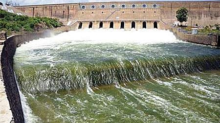 மேட்டூா் அணைக்கு வரும் நீரின் அளவு வெள்ளிக்கிழமை காலை வினாடிக்கு 8,562 கன அடியாக  அதிகரித்துள்ளது.  