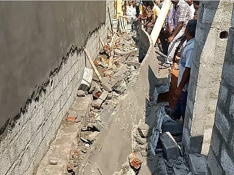 பரமத்திவேலூர் அருகே சுவர் இடிந்து விழுந்து விபத்து