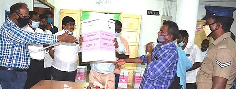 தபால் வாக்குகளை பெறுவதற்காக போட்டியிடும் வேட்பாளர்களின் முகவர்களின் முன்னிலையில் வாக்குப்பெட்டிகளை சங்ககிரி தொகுதி தேர்தல் அலுவலர் கோ.வேடியப்பன் முத்திரையிட்டு மண்டல அலுவலர்களிடம் ஓப்படைக்கிறார்.