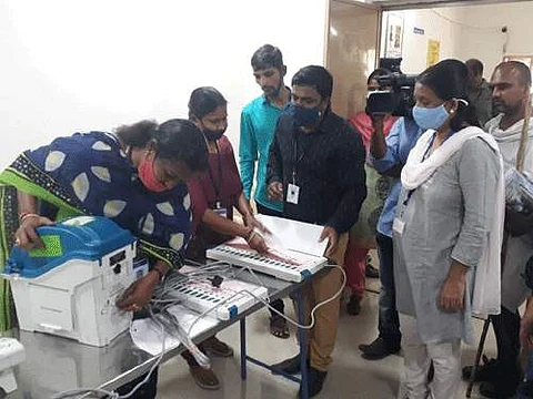 நாமக்கல் கோட்டாட்சியர் அலுவலகத்தில் வாக்குப்பதிவு இயந்திரங்களில் வேட்பாளர் பெயர், சின்னம் பொருத்தும் பணி புதன்கிழமை நடைபெற்றது.