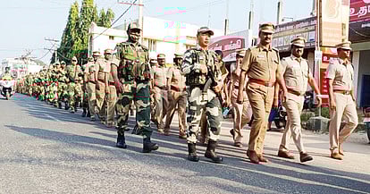 திருப்பத்தூரில் புதன்கிழமை நடைபெற்ற காவல்துறை கொடி அணிவகுப்பு.