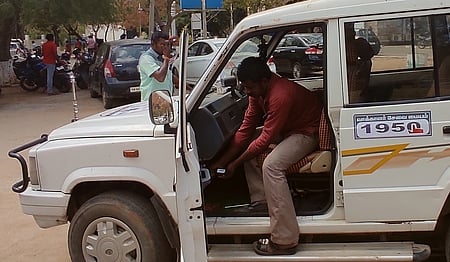 மதுரை ஆட்சியா் அலுவலக வளாகத்தில் வியாழக்கிழமை பறக்கும் படை வாகனத்திற்கு ஜி.பி.எஸ் கருவியை பொருத்தும் ஊழியா்.